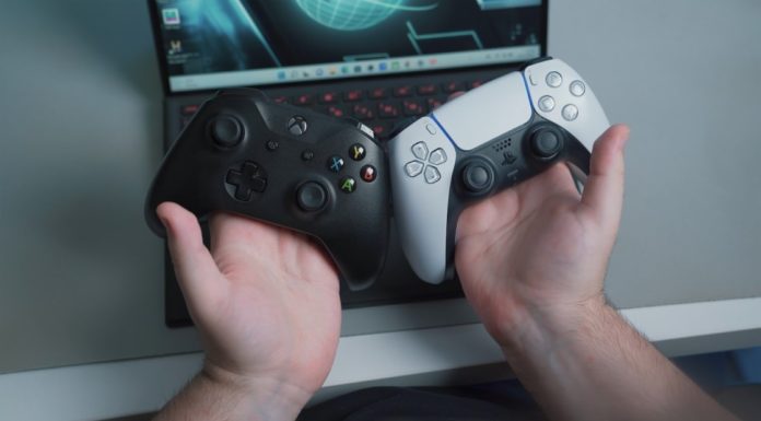 Une manette de Xbox et une autre de PS devant un écran